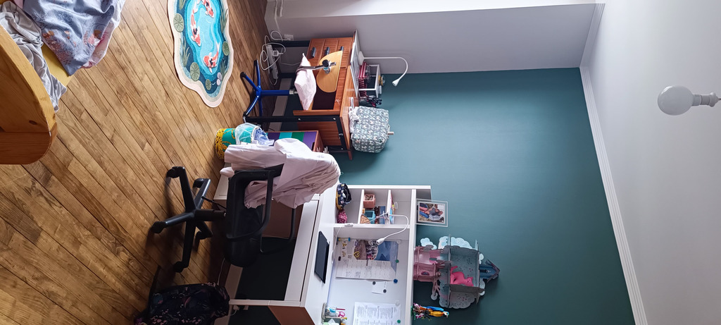 Chambre espacieuse  avec lit simple et grand armoire