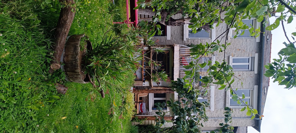 Vue de la maison depuis le fond du jardin