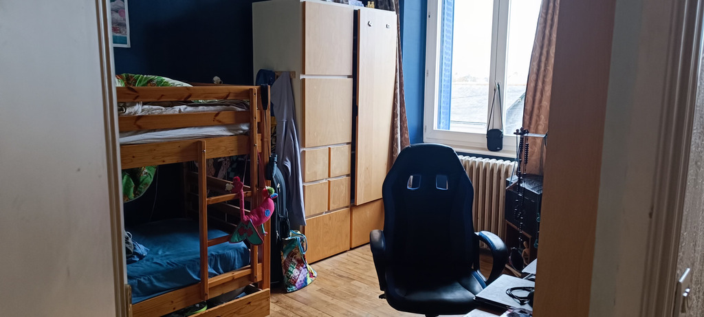 Chambre espacieuse avec deux lits simples