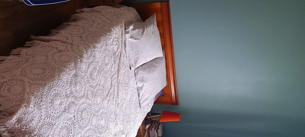 Chambre parentale avec grands espaces de rangement