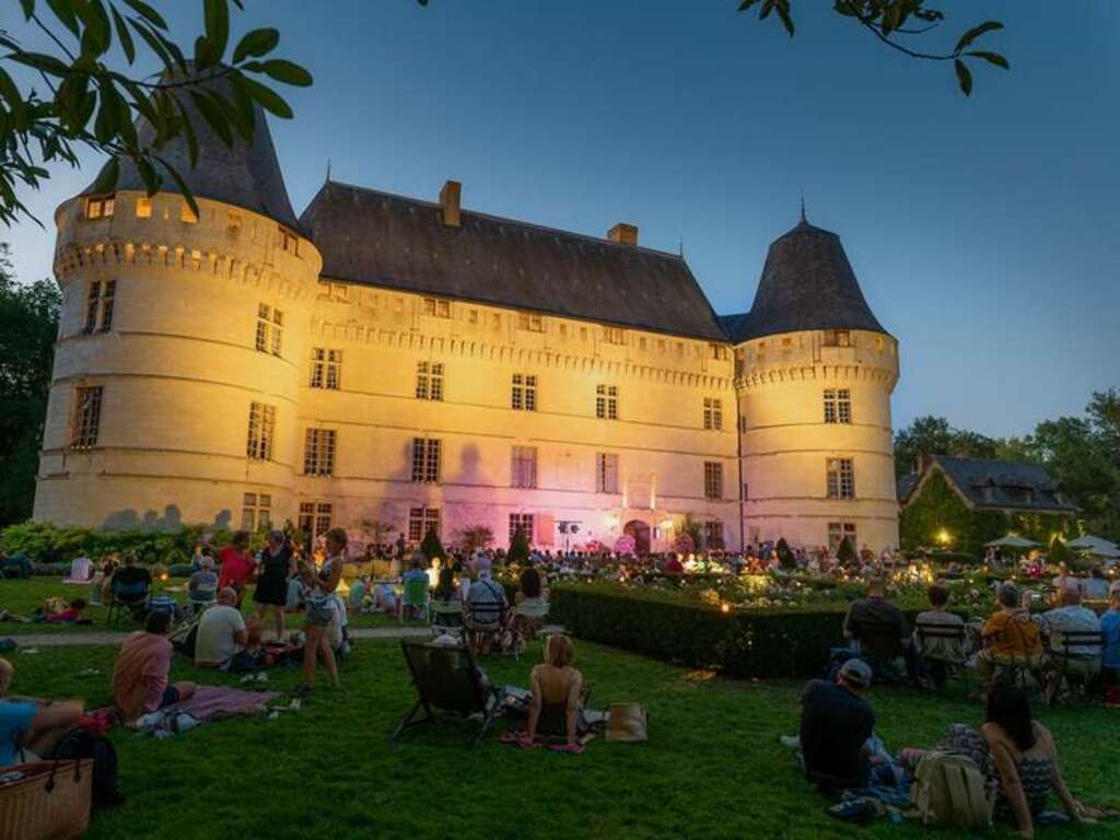 Le château de l'Islette qui abrita les amours de Camille Claudel et Auguste Rodin. (35 km)