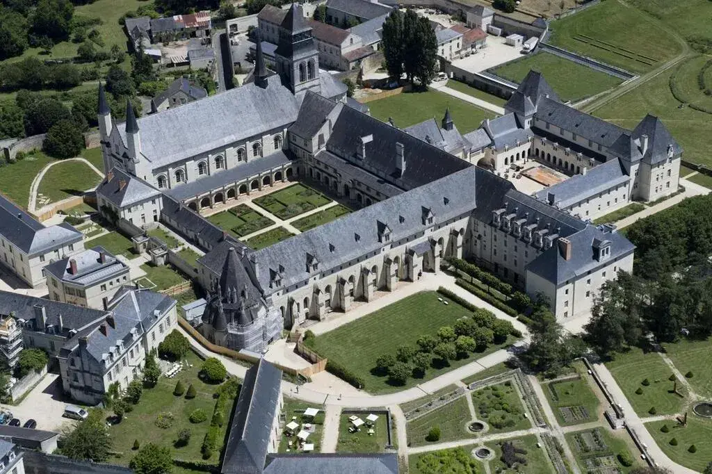 Abbaye royale de Fontevraud  (75 km)