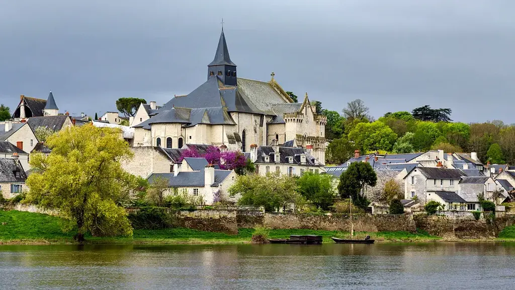 Candes  Saint-Martin (69 km)