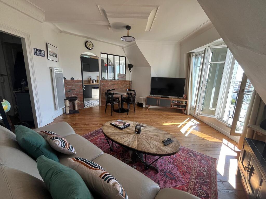 Pièce à vivre au calme et lumineuse vue imprenable sur les toits de Paris sans aucun vis à vis 
