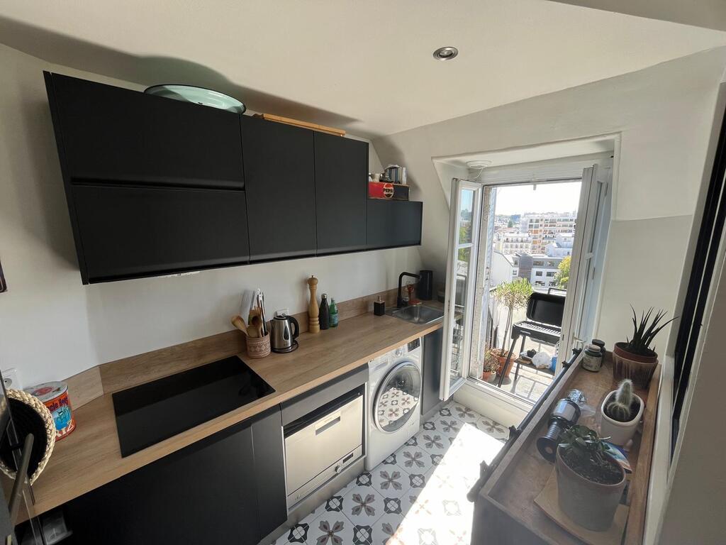 Cuisine toute équipée avec petit balcon 