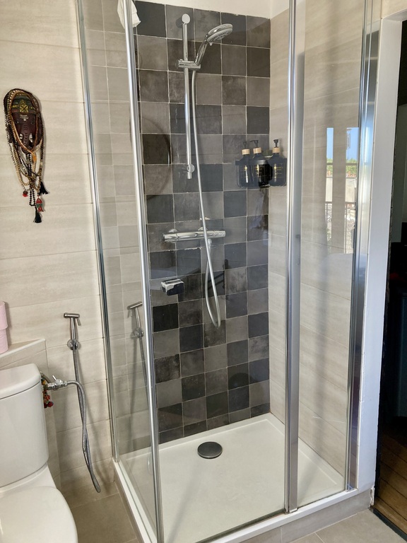 Salle douche avec grande fenêtre sans vis à vis