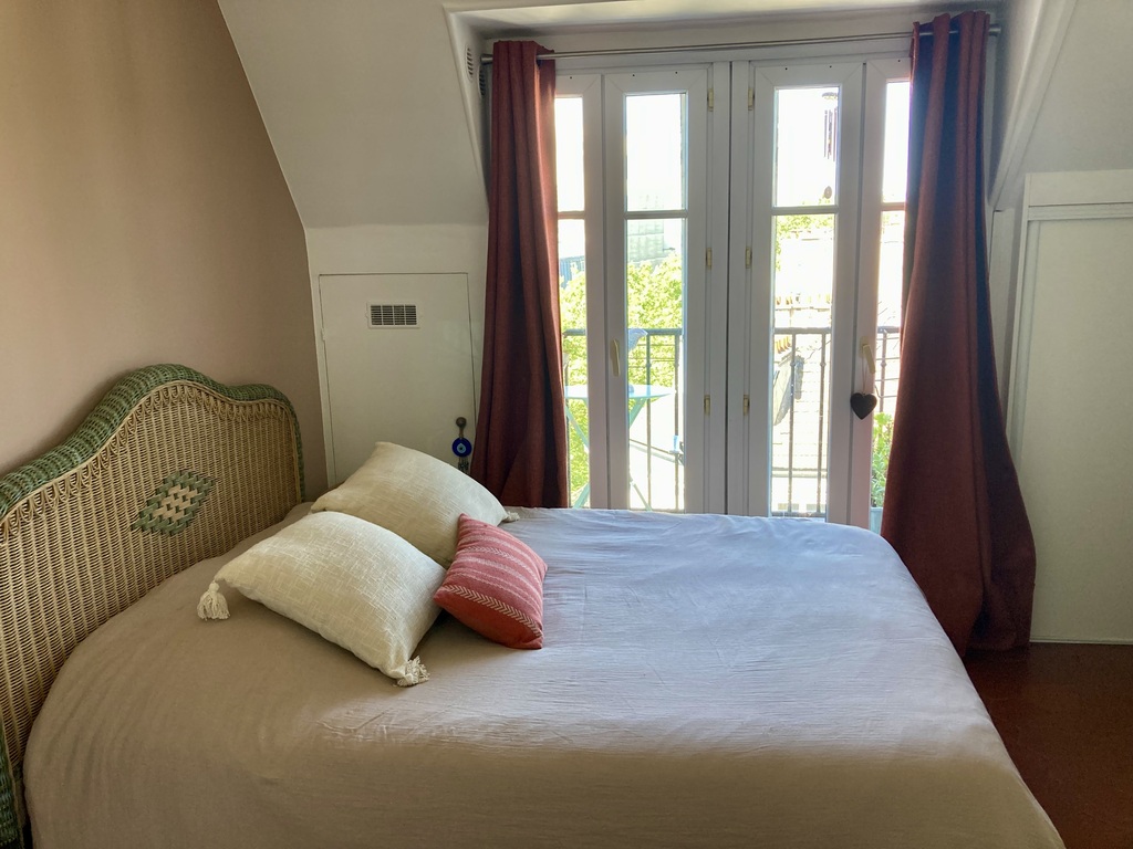 Chambre lit double avec balcon et table pour lire ou prendre un petit café !