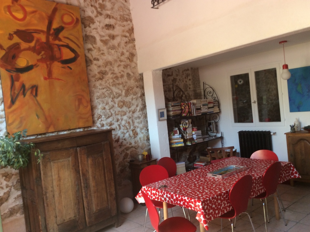 Le coin repas ou bricolage avec deux tables