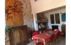 Le coin repas ou bricolage avec deux tables