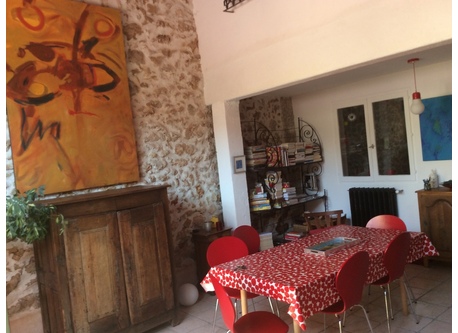 Le coin repas ou bricolage avec deux tables