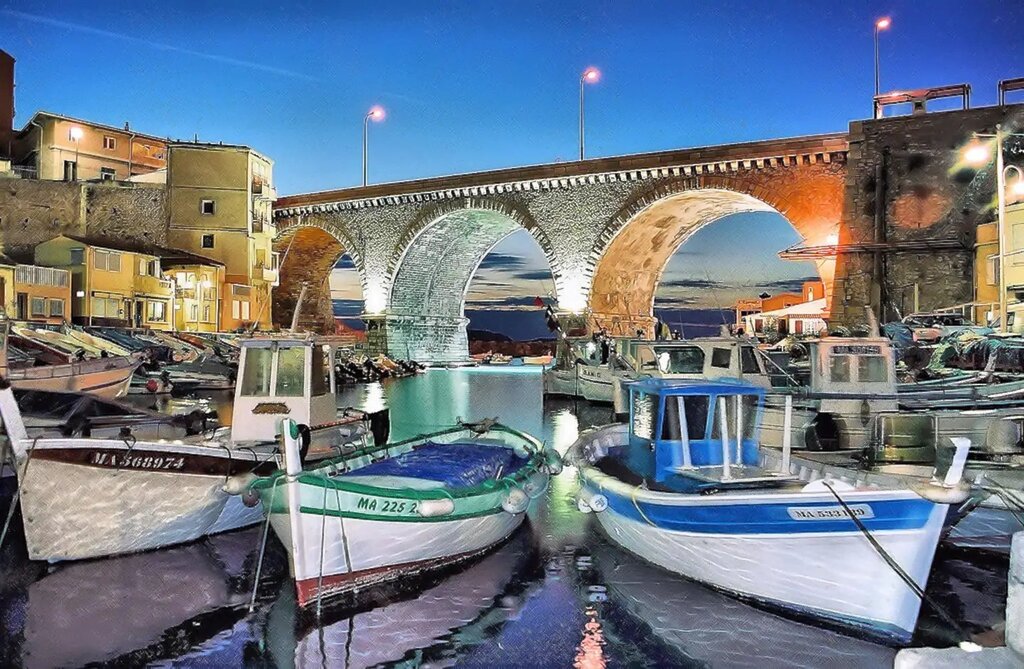 Le Vallon des Auffes, petit port de pêche pittoresque dans le 7ème arrondissement.
(ligne de bus 83).