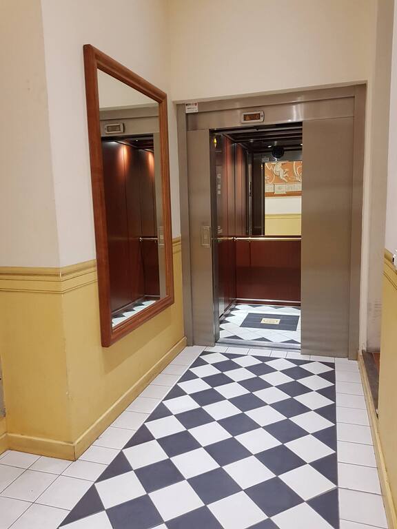 Ascenseur avec hall d'entrée