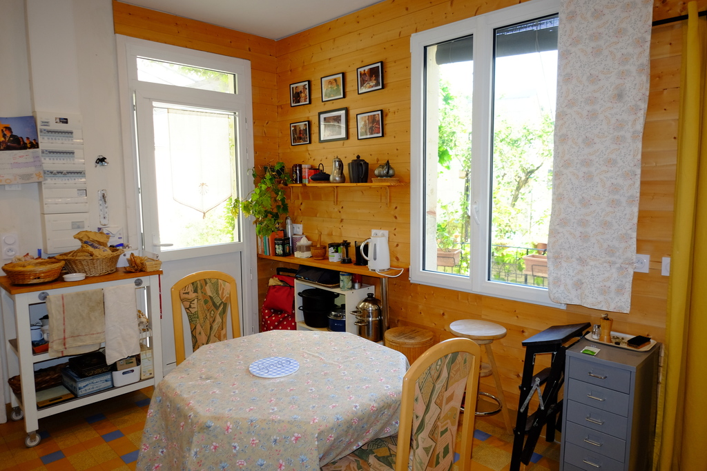 La cuisine donnant sur le jardin. Nous y mangeons au quotidien.