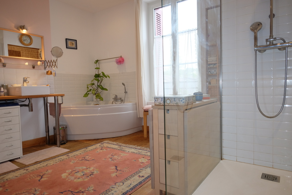 Salle de bain, avec douche, baignoire et wc
