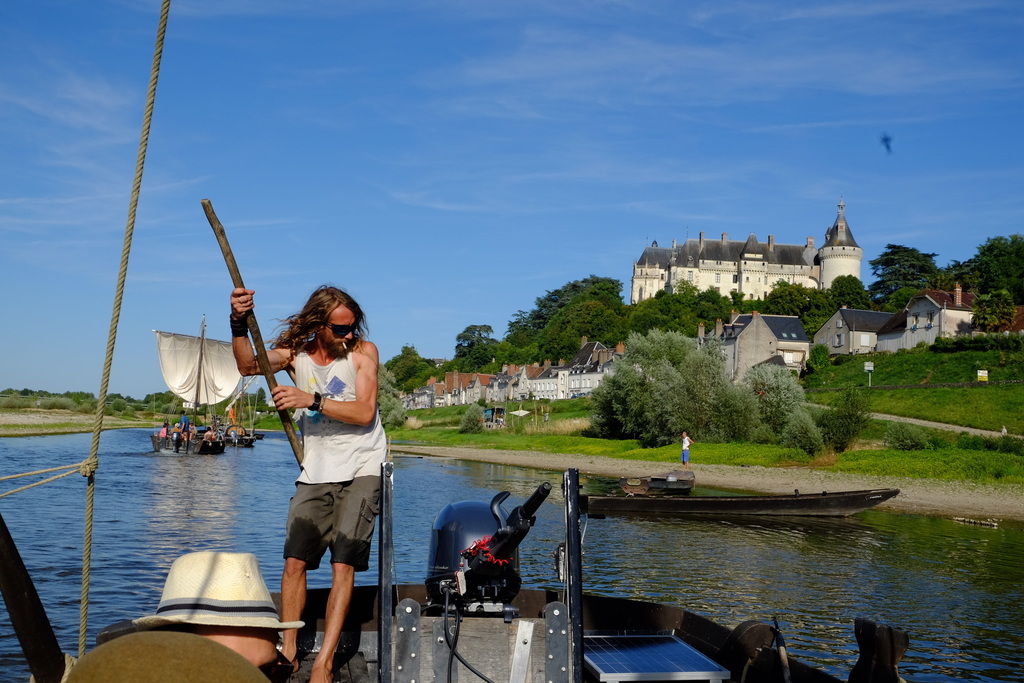 Ballade sur la Loire en Gabare, bateau traditionnel, devant le chateau de Chaumont sur Loire.