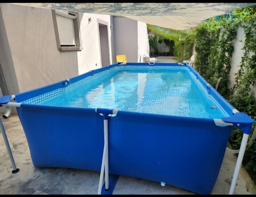 Côté piscine l'été et entrée 