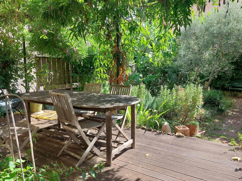terrasse et petit jardin
