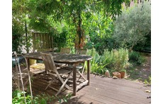 terrasse et petit jardin