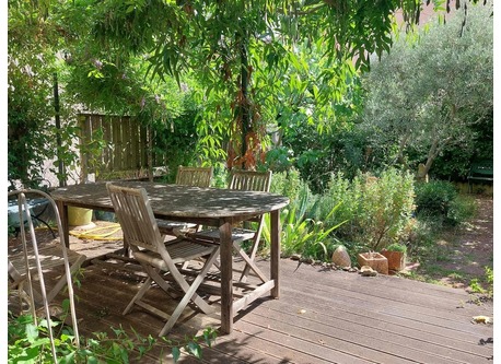 terrasse et petit jardin