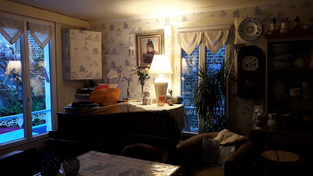 Salle à manger du rez de Chaussée donnant sur la cuisine ouverte.