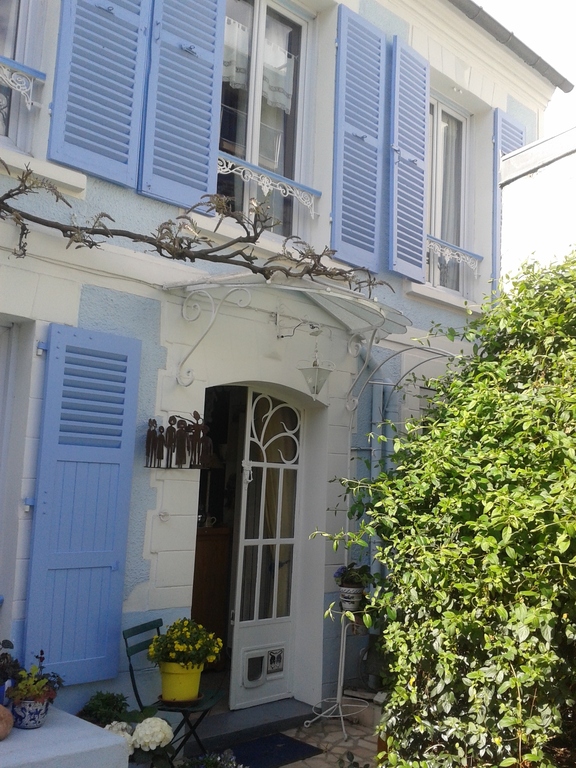 Facade côté cour donnant sur la rue