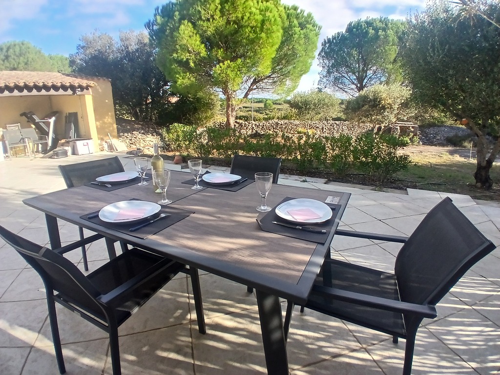 Repas pris sur la terrasse.