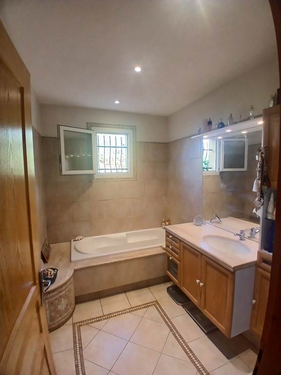 Salle de bain avec baignoire.