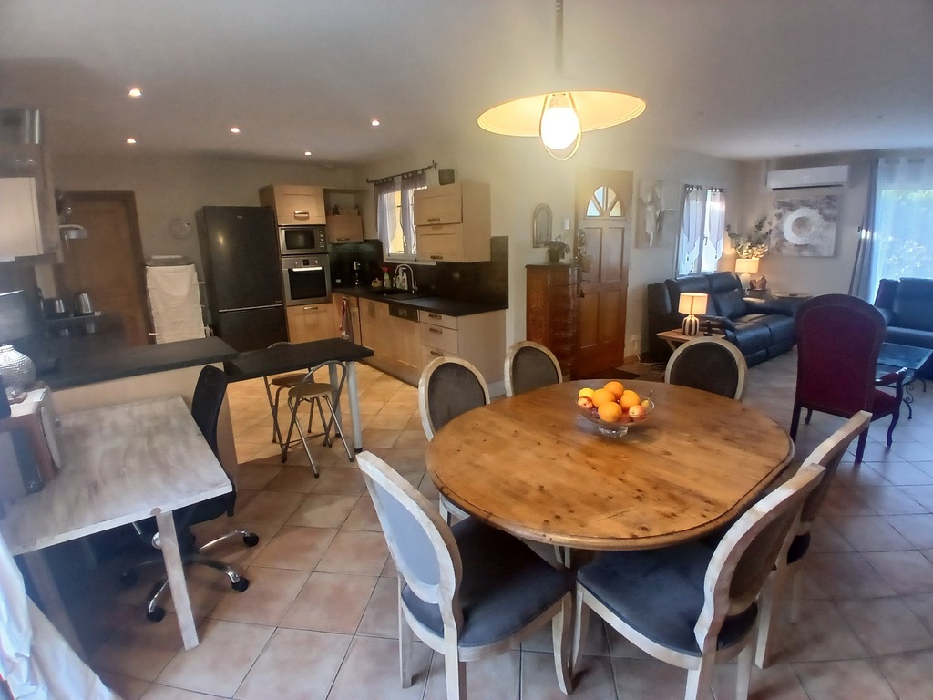 Salle à manger avec cuisine équipée.