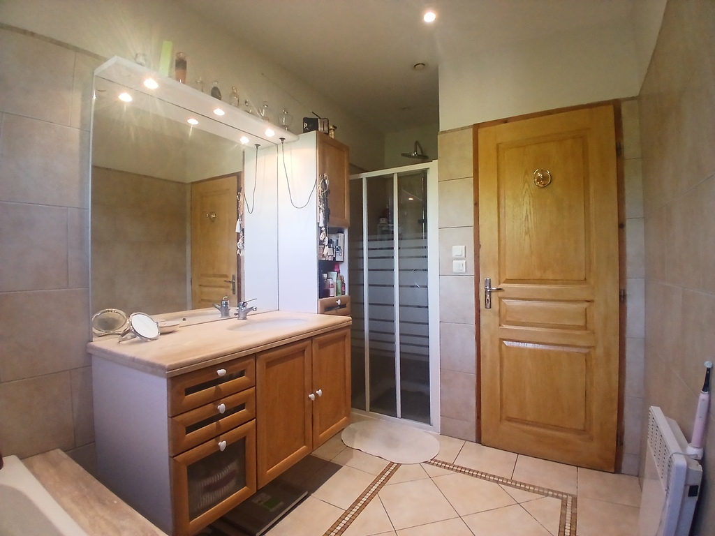 Salle de bain avec douche.