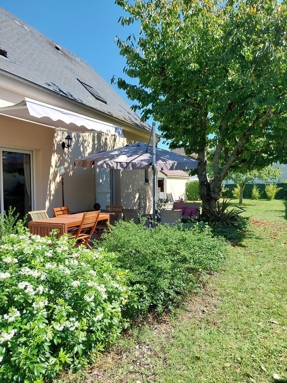Le jardin avec terrasse meublée/ The garden with terrace