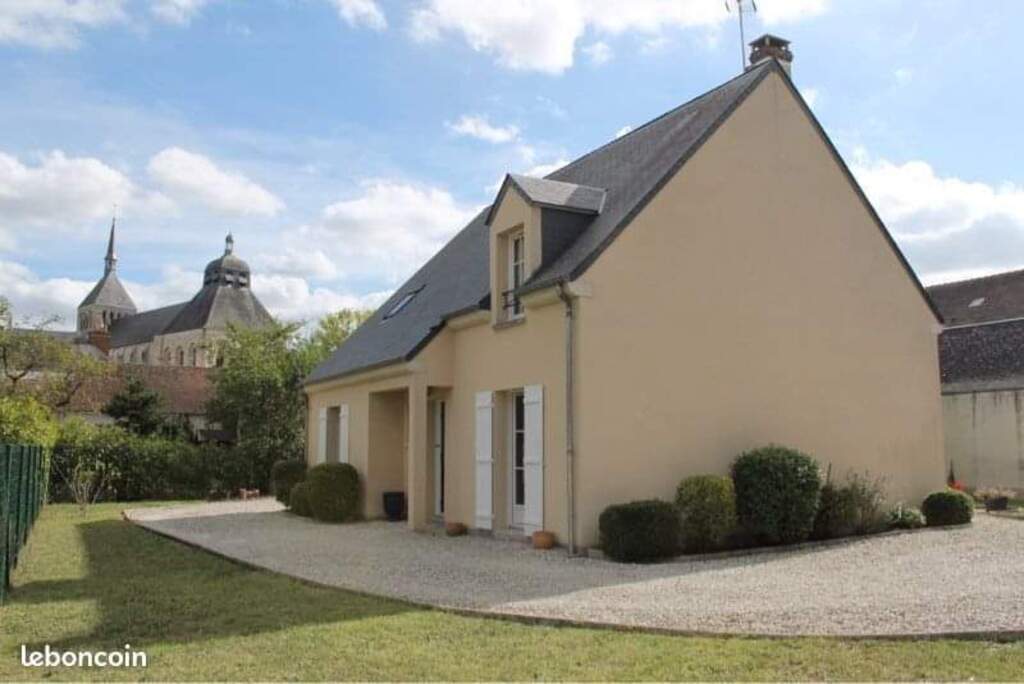 Vue extérieure de la maison avec jardin arboré et clôturé - emplacement parking - vue sur la basilique
