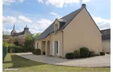 Vue extérieure de la maison avec jardin arboré et clôturé - emplacement parking - vue sur la basilique