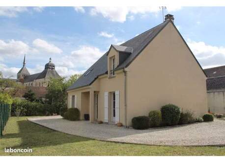 Vue extérieure de la maison avec jardin arboré et clôturé - emplacement parking - vue sur la basilique