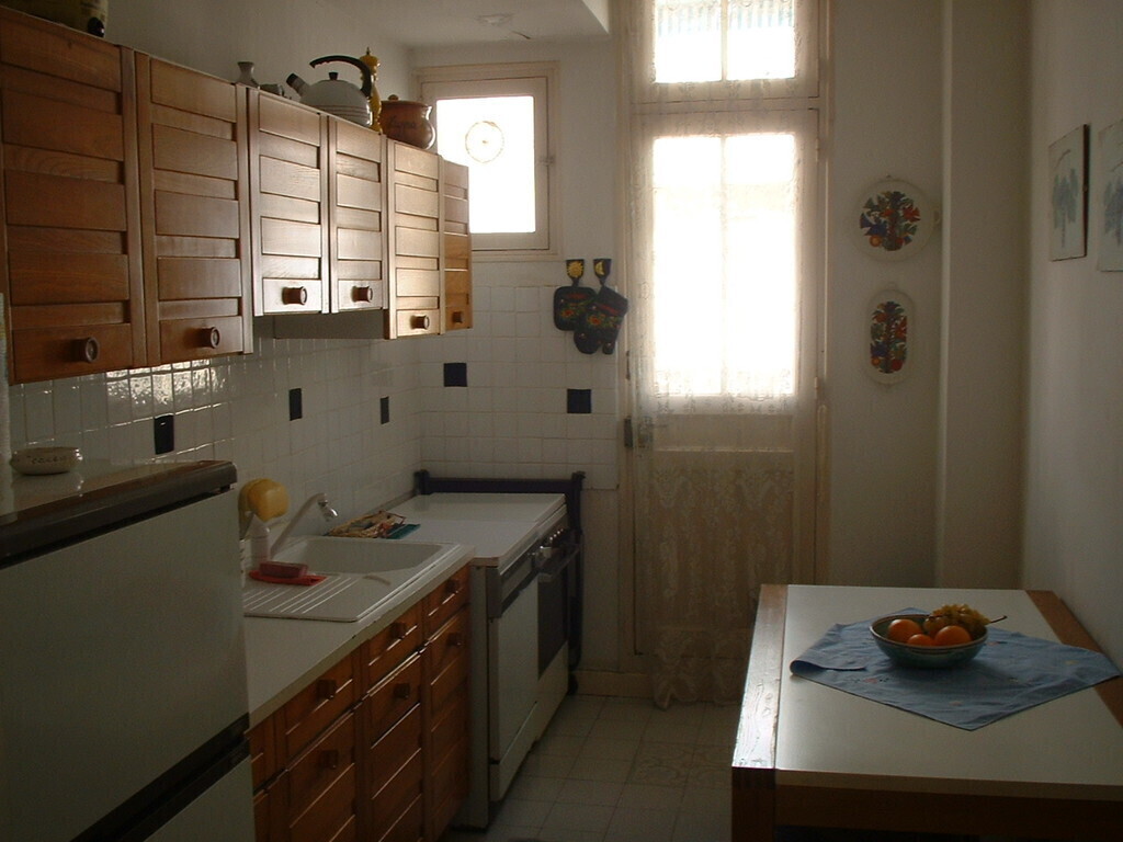 cucina abitabile con tavolo da pranzo, forno, lavastoviglie, forno a microonde, piano cottura.