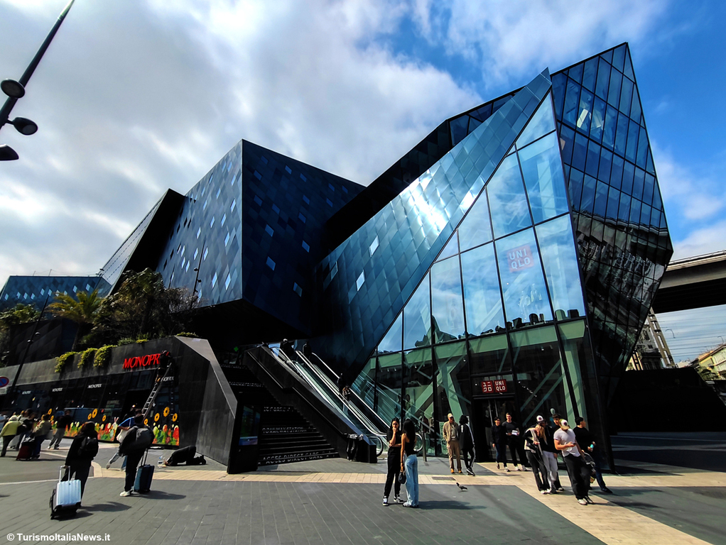 The Iconic, shopping center