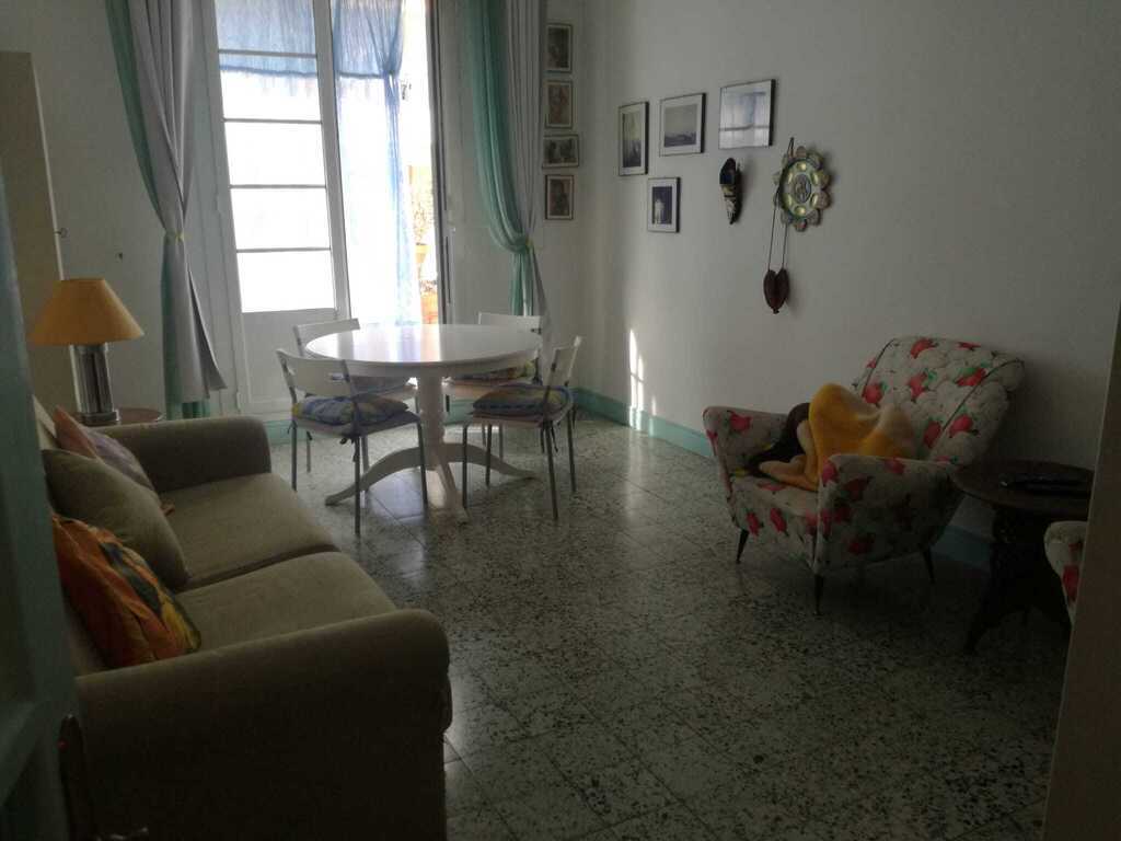 salone con tavolo da pranzo e divano letto.