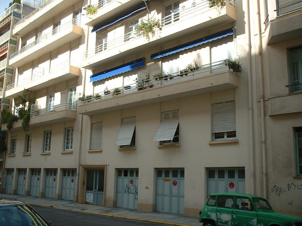 Alloggio al terzo piano, soleggiato, con piante e tenda