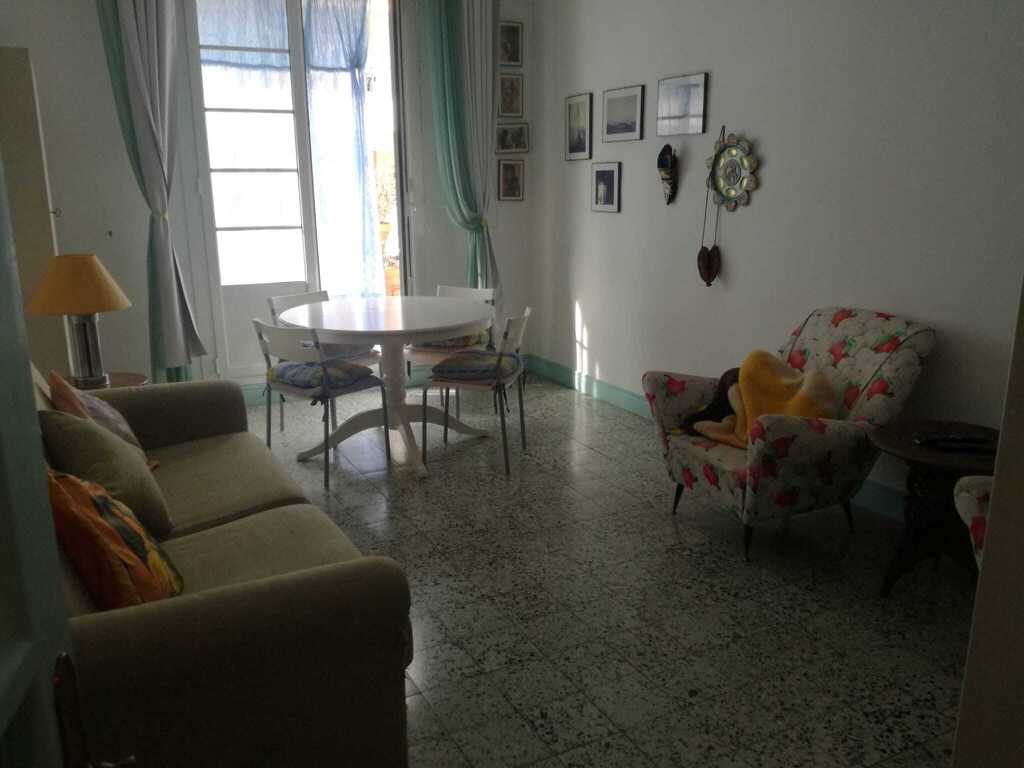 salone con tavolo da pranzo e divano letto.