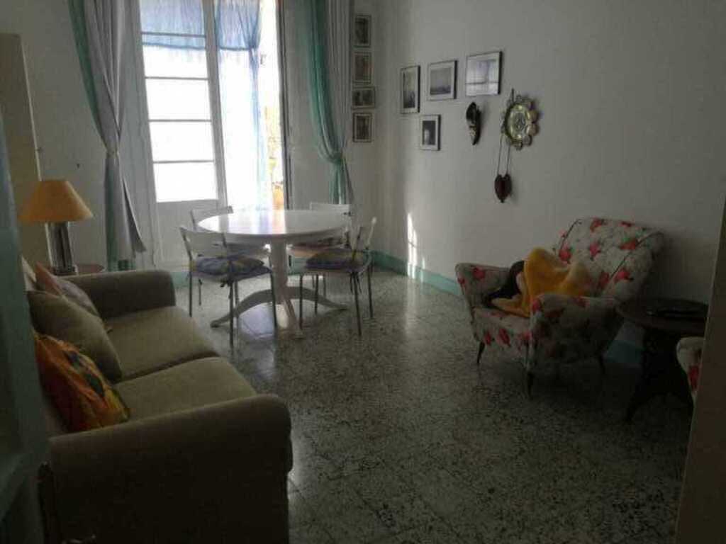 salone con tavolo da pranzo e divano letto.