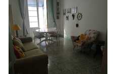 salone con tavolo da pranzo e divano letto.
