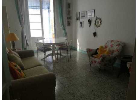 salone con tavolo da pranzo e divano letto.