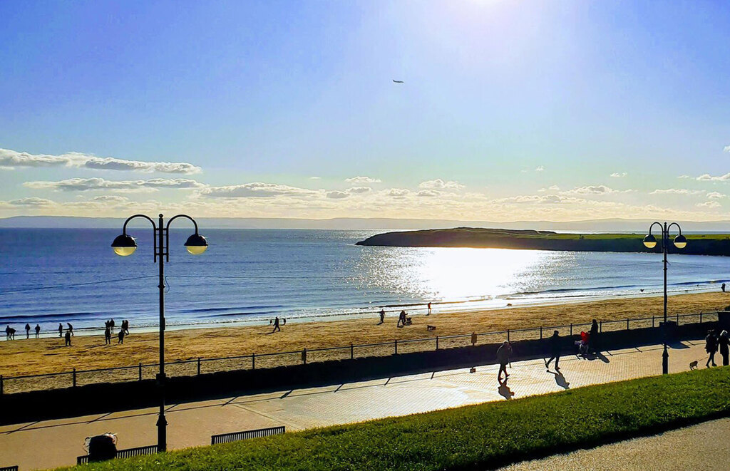Barry Island sandy beach, 20 mins drive