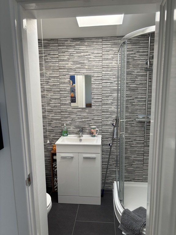 En Suite to Main Bedroom