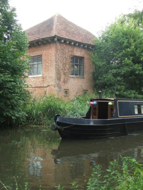 25 Min walk along the canal to John Donne's old house. He was an English poet and cleric in the Church of England.