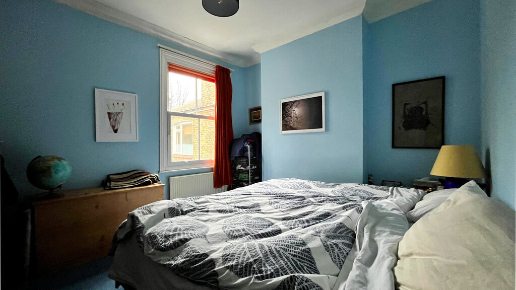 Main bedroom with kingsize bed.