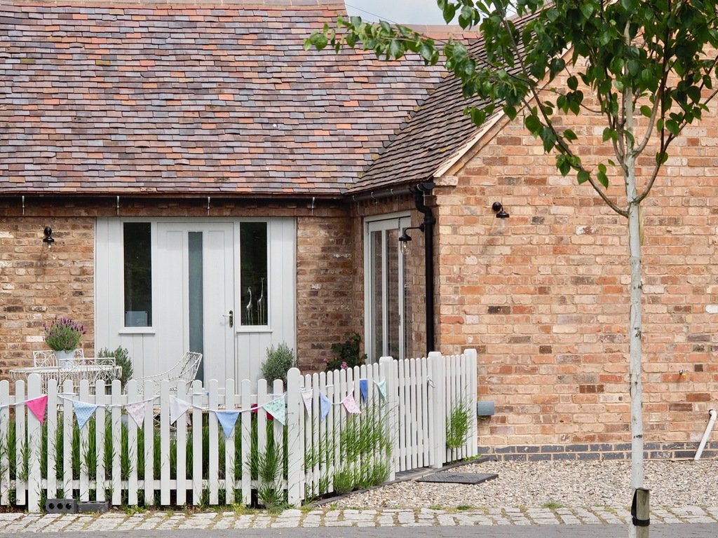 Beautiful cottage with private courtyard garden