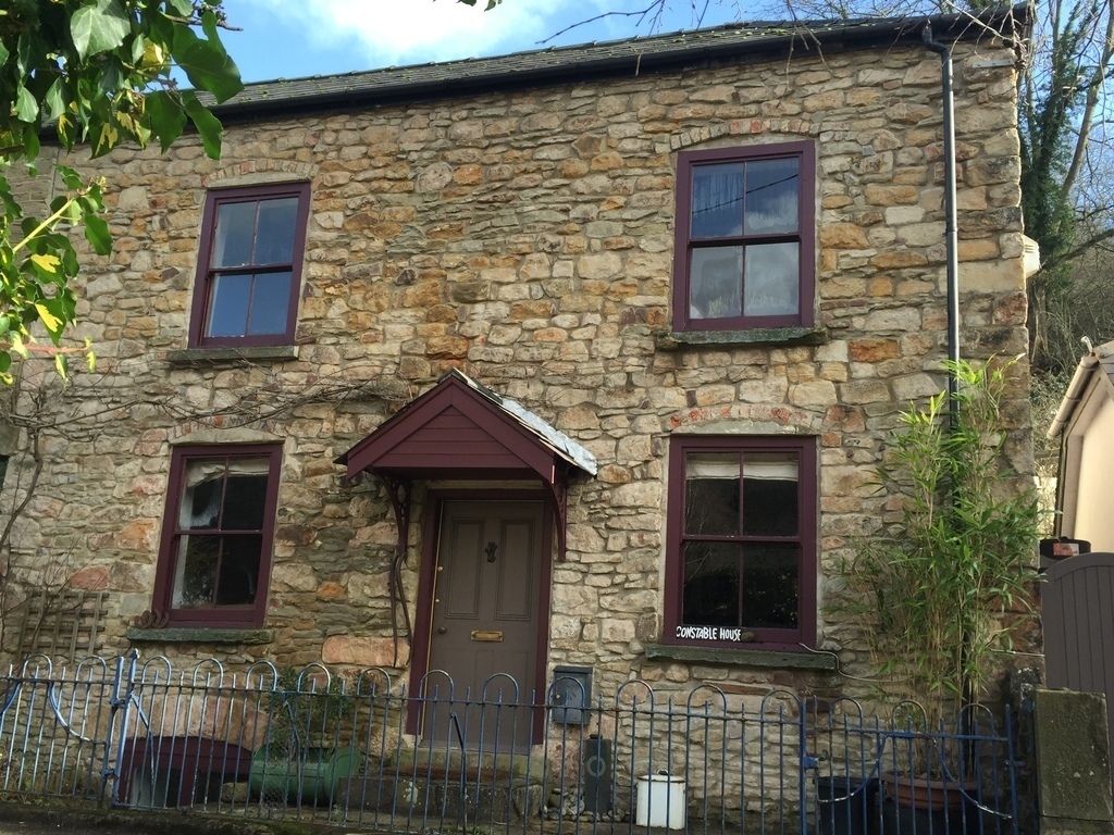 Street entrance with private parking at the back connected to the garden.