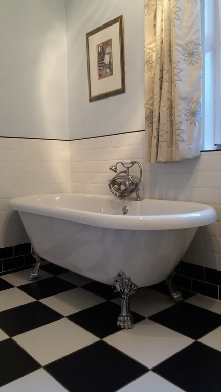 Family bathroom (downstairs)