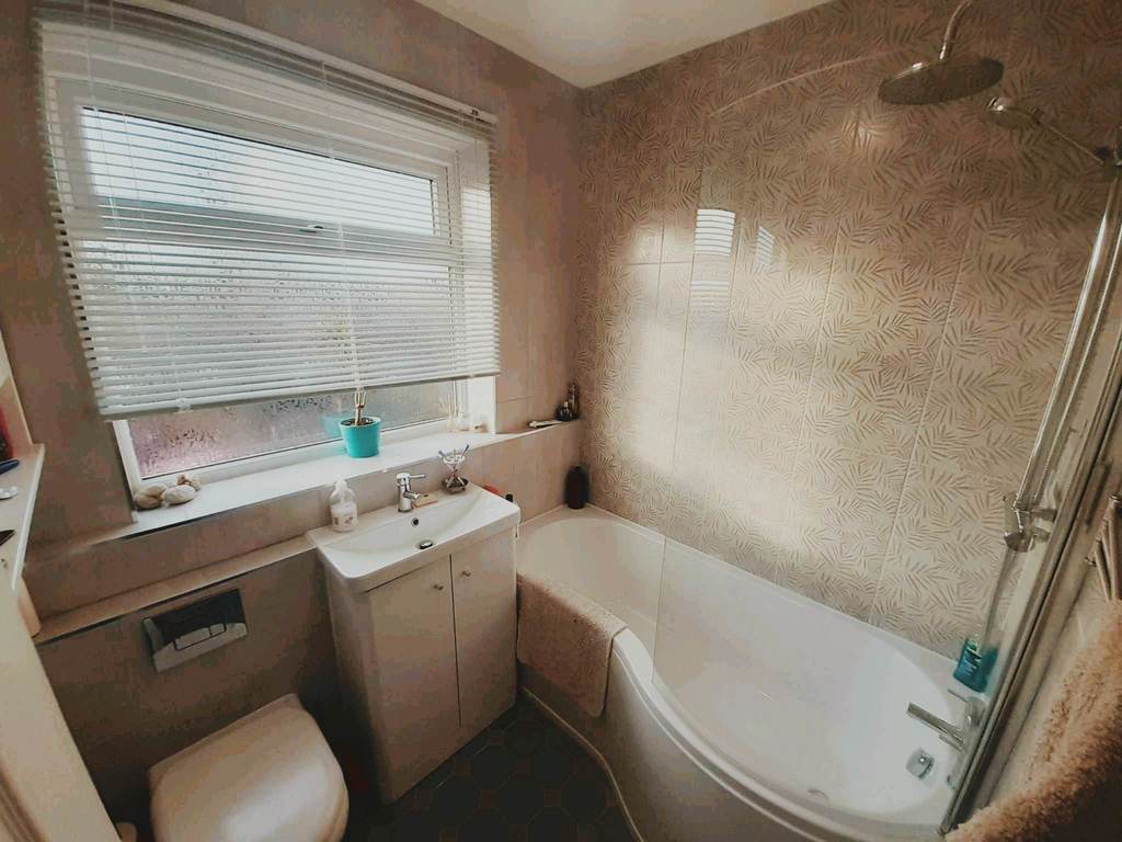 Bathroom (upstairs)