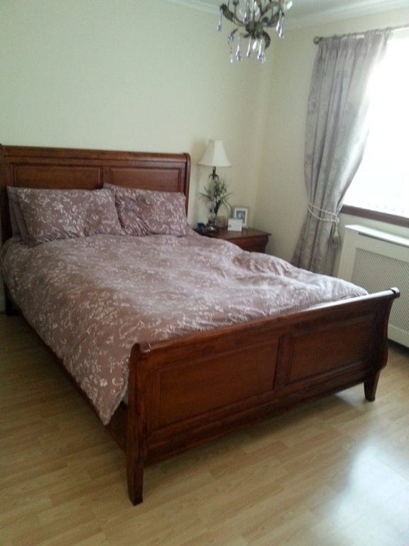 Downstairs Bedroom Kingsize bed